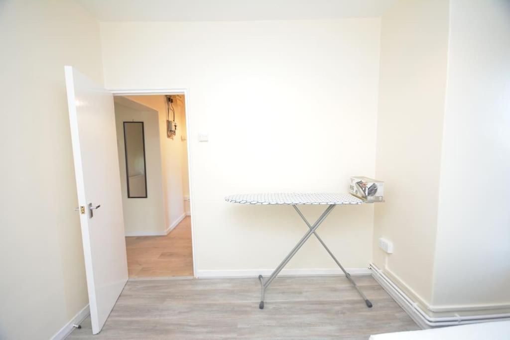 Lovely 4 Bedroom Apartment Close To The City Walking Distance From The Rivere View London Exterior photo
